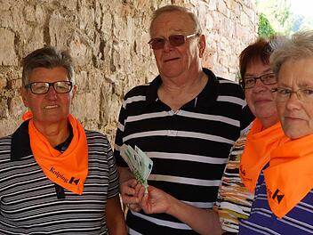 Dorothea Schneider, Marietta Panhans und Christa Plihal (von links) überreichen Reiner Baden 500 Euro. Foto: Arkadius Guzy