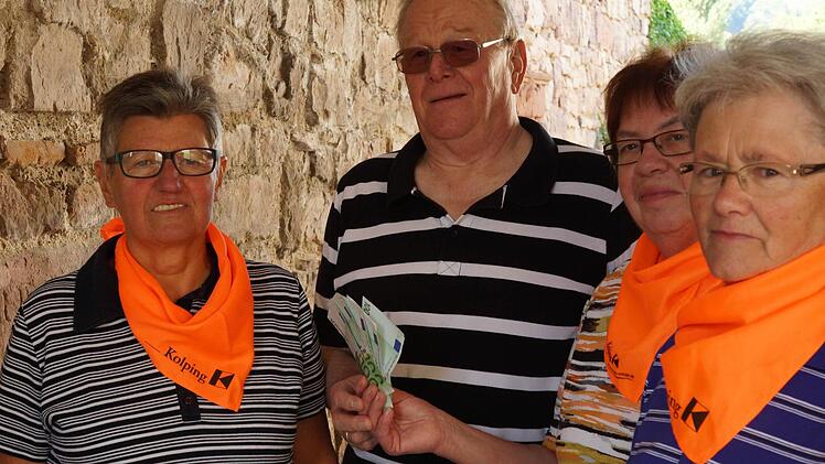 Dorothea Schneider, Marietta Panhans und Christa Plihal (von links) überreichen Reiner Baden 500 Euro. Foto: Arkadius Guzy