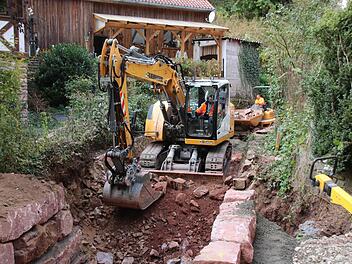 Weil am Beton-Gerinne aktuell wenig gebaut werden kann, werden Sohle und Zulauf oberhalb gestaltet. Foto: Ralf Ruppert