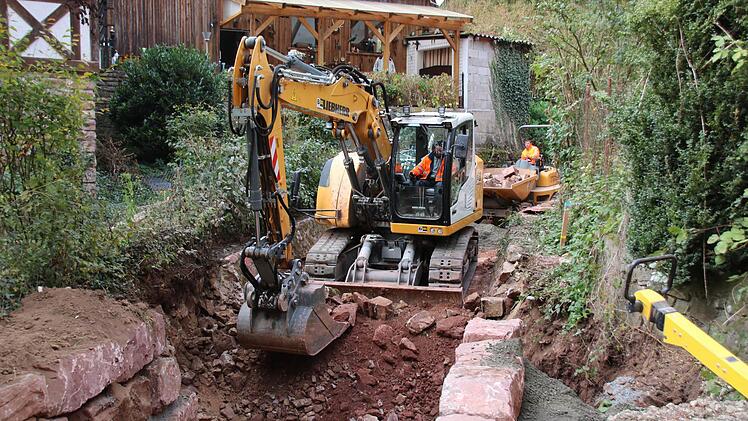 Weil am Beton-Gerinne aktuell wenig gebaut werden kann, werden Sohle und Zulauf oberhalb gestaltet. Foto: Ralf Ruppert