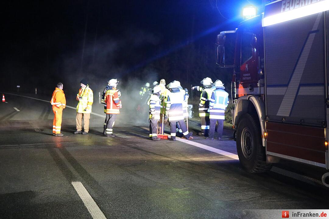 Pkw geht auf der A9 in Flammen auf