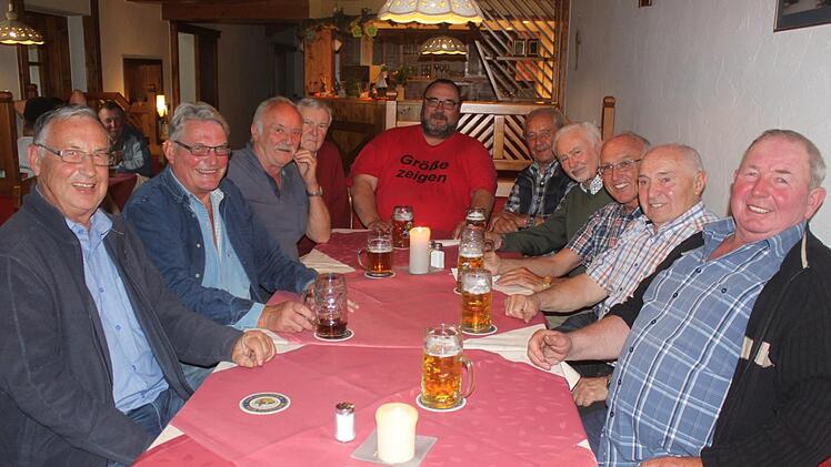 Der harte Kern des Wanderstammtischs (von links): Helmut Krump, Jürgen Fusshöller, Peter Essmeyer, Wolfgang Dumproff, Theo Schubert, Adolf Geuß, Alfred Hornung, Stefan Horn, Manfred Zeis und Johann Ellner. Foto: Matthias Einwag