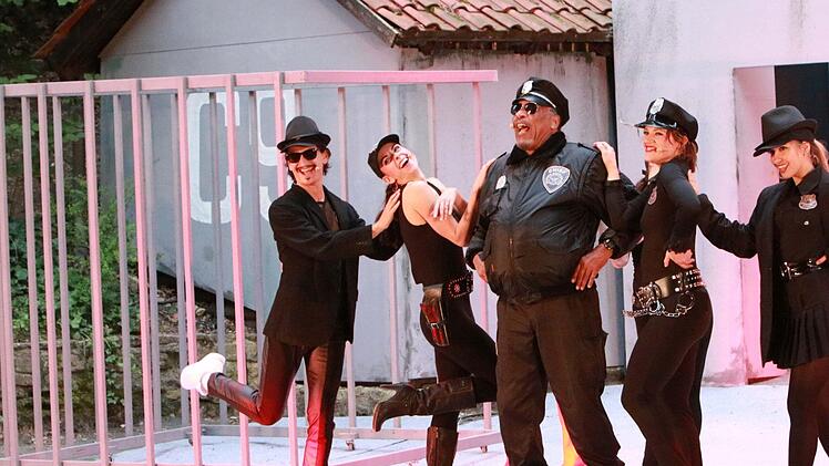 Die Musical Comedy "Blues Brothers in Prison" feierte Premiere auf der Waldbühne Heldritt. In der mitte: Stargast Ron Williams.Foto: Jochen Berger