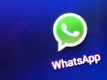 Ab sofort sollen Reisende Verschmutzungen an bayerischen Bahnhöfen per WhatsApp melden können.Jens Kalaene/dpa