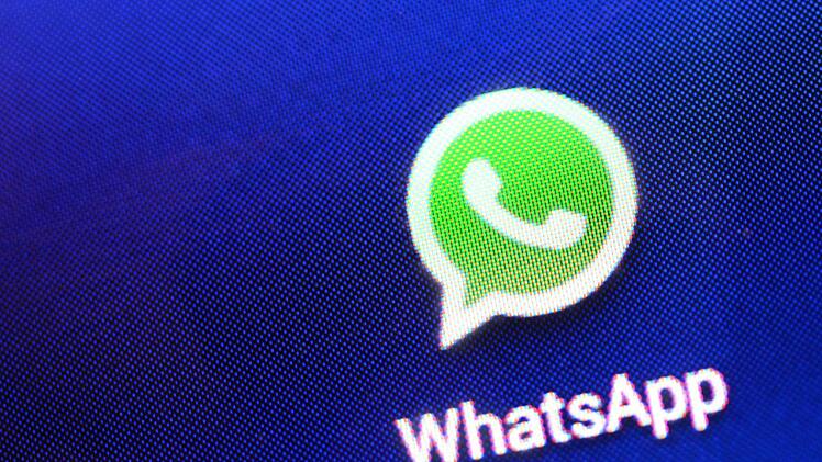 Ab sofort sollen Reisende Verschmutzungen an bayerischen Bahnhöfen per WhatsApp melden können.Jens Kalaene/dpa
