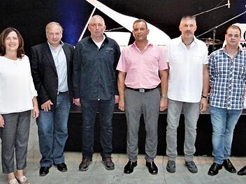 Firmenchefin Anja Wimmer (links) mit den Mitarbeitern, die für ihre langjährige Treue zum Unternehmen geehrt wurden (nach rechts) Heike Büttgen, Joachim Fischer, Andreas Rödel, Harald Spindler, Michael Seidl, Patrick Reeder und Sergej Sartison Foto: Werner Reißaus