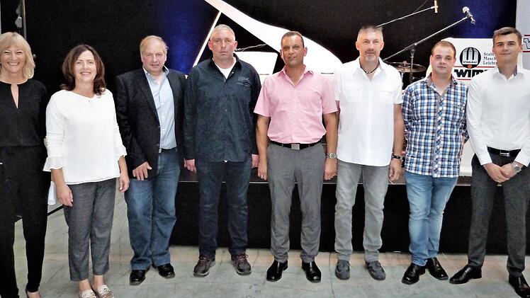 Firmenchefin Anja Wimmer (links) mit den Mitarbeitern, die für ihre langjährige Treue zum Unternehmen geehrt wurden (nach rechts) Heike Büttgen, Joachim Fischer, Andreas Rödel, Harald Spindler, Michael Seidl, Patrick Reeder und Sergej Sartison Foto: Werner Reißaus