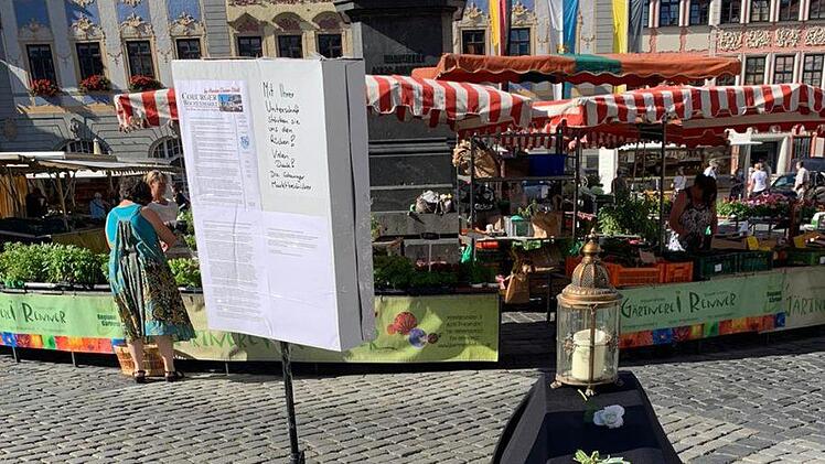 Als "Mahnmal" wollen die Marktbeschicker den Sarg verstanden wissen, den sie ab sofort künftig an jedem Markttag auf den Coburger Marktplatz stellen wollen.Oliver Schmidt
