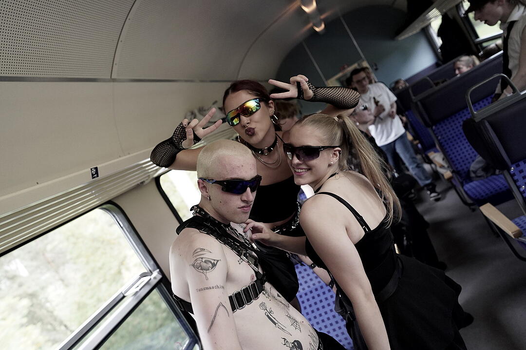 Party im Zug - Raver*innen tanzen zu Techno-Beats