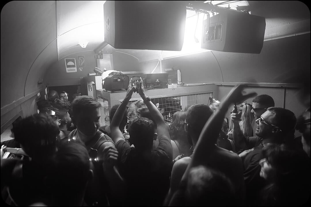 Hard Techno und Trance in drei verschiedenen Party-Waggons!