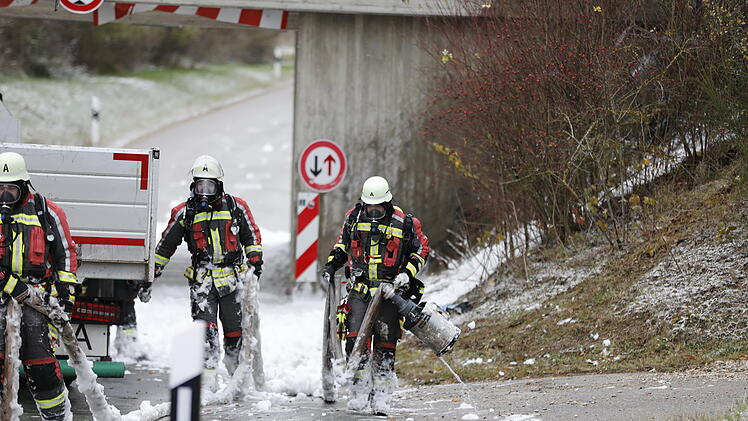 Auto rast gegen Brücke: Person stirbt bei schwerem Verkehrsunfall