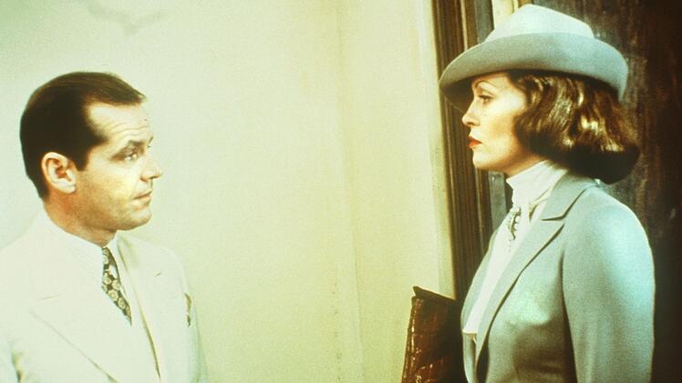 Privatdetektiv J.J. Gittes (Jack Nicholson) soll den Mann von Evelyn Cross Mulwray (Faye Dunaway) observieren.