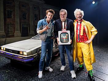 Gastauftritt in Hill Valley: Moderator Elton (Mitte) &uuml;bernimmt Ende Juli die Rolle des Schuldirektors Strickland in "Zur&uuml;ck in die Zukunft - Das Musical" und ist darin an der Seite von Raphael Gro&szlig; als Marty McFly (links) und Jan Kersjes als Doc Brown zu sehen.