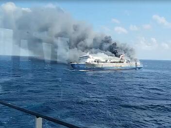 Feuer auf Passagierschiff in Indonesien