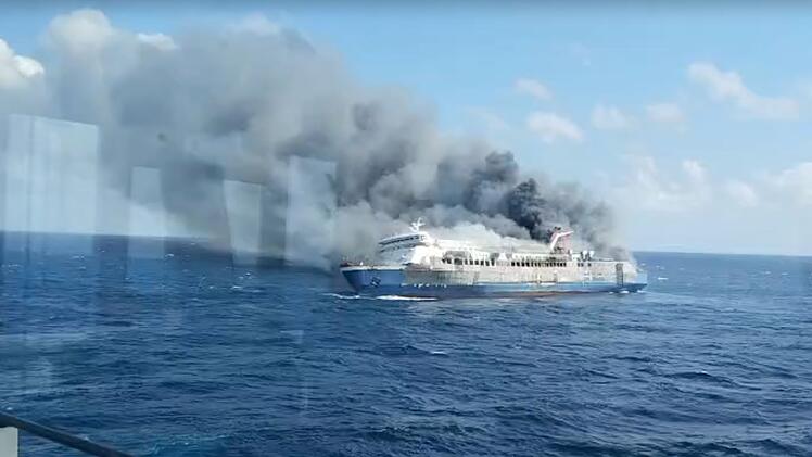 Feuer auf Passagierschiff in Indonesien