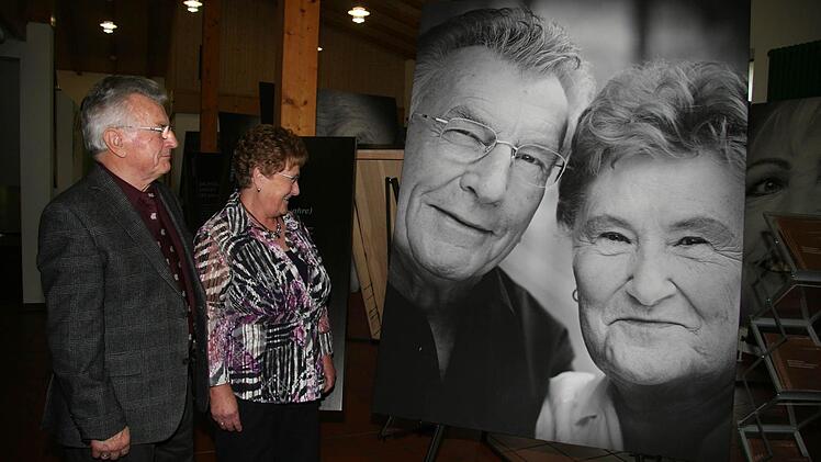 Inge und Rudi Geier aus Stadtsteinach waren vom eigenen Ich beeindruckt: "Das ist schon schön, sich mal so groß zu sehen. Das haben wir vorher auch noch nicht gesehen", kommentieren sie das überdimensionale Foto. Fotos: Sonja Adam