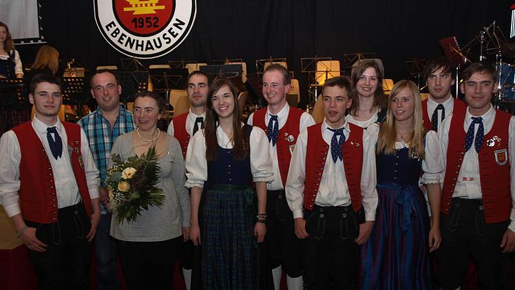 Ehrungen für langjähriges Musizieren und Vereinstreue erhielten (von links) Maximilian Haut, Michael Dees, Monika Mühleck, Christian Dees, Nora Sebert, Stefan Seufert, Manuel Mühleck, Veronika Richler und Christina Dees, vorgenommen von den neuen Verantwortlichen Julian Wahlen und Matthias Dees.