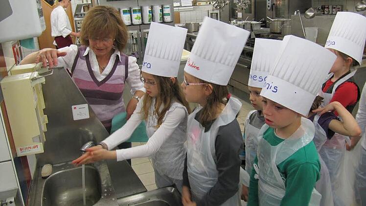 Ein Muss in jeder Küche ist das Händewaschen (links Kinderpflegerin Beatrice Klink).