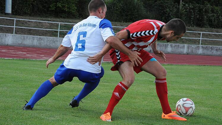 Intensiver Zweikampf in Partie FC 06 Bad Kissingen gegen den TSV Rannungen (Endstand: 3:0) ...