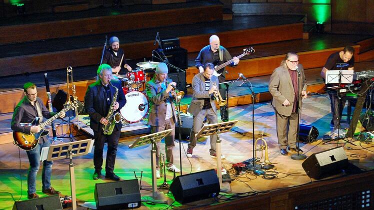 Die Trumpet Night mit (vorn von links) Bruno Müller (Gitarre), Claudius Valk (Tenorsaxophon), Rüdiger Baldauf (Trompete), Joo Kraus (Trompete), Edo Zanki (Gesang) und Jesse Milliner (Keyboard) sowie Mario Garruccio (Schlagzeug) und Stefan Rademacher (Bass)  Foto: Sigismund von Dobschütz