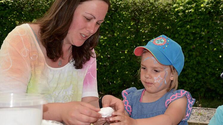 Schnappschüsse: Die Kinder genossen sichtlich die verschiedenen Angebote beim Frühjahrsmarkt, nicht zuletzt, da dort keine dichtes Gedränge herrschte, sondern vielmehr Platz und Zeit zum Basteln, Karussellfahren und Schminken war. Foto: Kathrin Kupka-Hahn