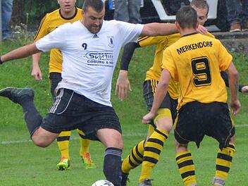 Der Marktzeulner Routinier Ulrich Backert (links) will mit seiner Mannschaft morgen gegen den ASV Kleintettau die schwarze Serie des TSV beenden.  Foto: Gunther Czepera