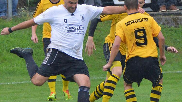 Der Marktzeulner Routinier Ulrich Backert (links) will mit seiner Mannschaft morgen gegen den ASV Kleintettau die schwarze Serie des TSV beenden.  Foto: Gunther Czepera