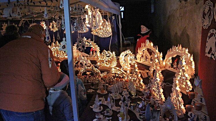 Weihnachtliches Flair verbreitete dieser Stand. Foto: Helmut Will