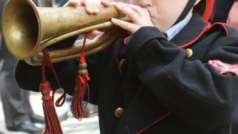 Junger Mann mit altem Signalhorn