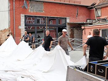 Ein Zelt im Hof der ehemaligen Gastwirtschaft Bär wurde bereits aufgestellt. Der Fischereiverein rechnet damit, dass die Kulturscheune nicht ausreicht, um beim Festkommers alle Gäste aufzunehmen.  Foto: Evi Seeger