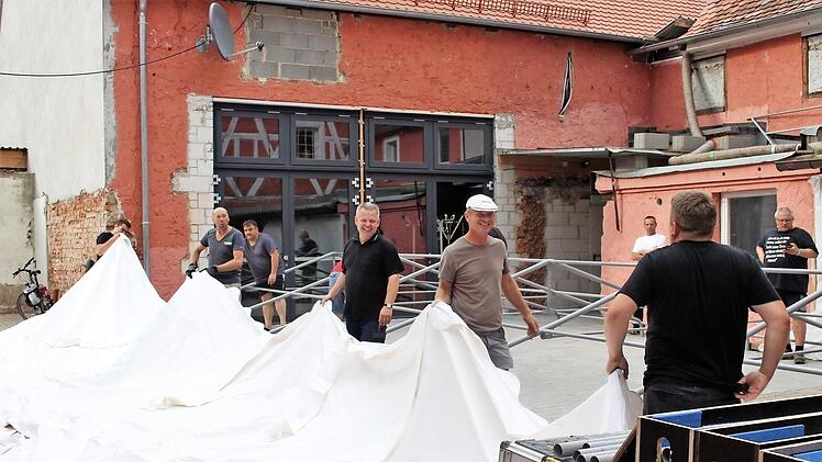 Ein Zelt im Hof der ehemaligen Gastwirtschaft Bär wurde bereits aufgestellt. Der Fischereiverein rechnet damit, dass die Kulturscheune nicht ausreicht, um beim Festkommers alle Gäste aufzunehmen.  Foto: Evi Seeger