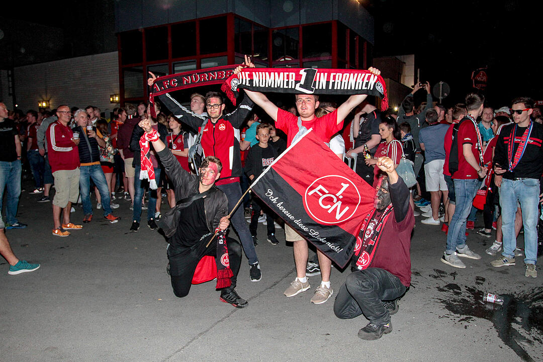 1. FCN steigt auf: Fans feiern in Nürnberg