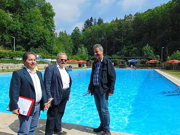 Atila Karabag, Klaus Adelt und Hans-Jürgen Nekolla  (v. l.) sehen  sich die Situation im Gräfenberger Freibad an. Foto: Petra Malbrich