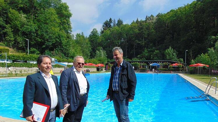 Atila Karabag, Klaus Adelt und Hans-Jürgen Nekolla  (v. l.) sehen  sich die Situation im Gräfenberger Freibad an. Foto: Petra Malbrich