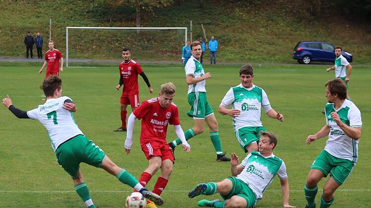 Mit Mann und Maus gegen den Titelaspiranten: Die Riedenberger (von links) Edwin Eirich, Philipp Dorn, Stefan Wich, Christoph Dorn und Paul Konopka waren gegen die Freien Turner zumeist im Rückwärtsgang.Sebastian Schmitt