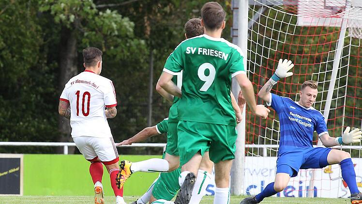 Gegen den Toptorjäger der Liga vom SV Memmelsdorf, Dominik Sperlein (weißes Trikot), war im Hinspiel auch der derzeit verletzte Friesener Torwart Tobias Bauerschmidt zweimal machtlos - Endstand: 0:3. Foto: sportpress