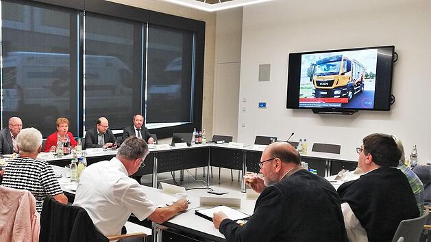 Premiere im neuen Landratsamtsgebäude: Der unterfränkische Zweckverband Tierkörperverwertung weihte mit seiner Versammlung den Sitzungssaal im neuen Haus C ein  Foto: Sigismund von Dobschütz