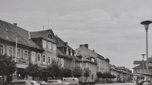 Auf der Achse zwischen dem Amtshof über den Steinweg, den Marktplatz und die Georg-Langbein-Straße bis hin zur Heubischer Straße war früher die "Flaniermeile" ("Rennbahn" genannt) der Neustadter.  Repro: Dieter Seyfarth