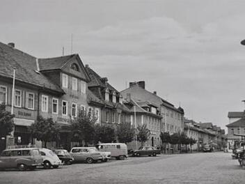 Auf der Achse zwischen dem Amtshof über den Steinweg, den Marktplatz und die Georg-Langbein-Straße bis hin zur Heubischer Straße war früher die "Flaniermeile" ("Rennbahn" genannt) der Neustadter.  Repro: Dieter Seyfarth