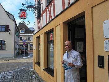 Das Lager von Apotheker Stephan Wirth ist derzeit gut gefüllt mit FFP2-Masken. Andreas Scheuerer