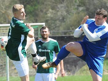 Derby-Kollision: "Zusammenstoß" zwischen dem Ramsthaler Philipp Rost (links) und Stefan Hesselbach von der SG Euerdorf/Sulzthal II. Foto: ssp