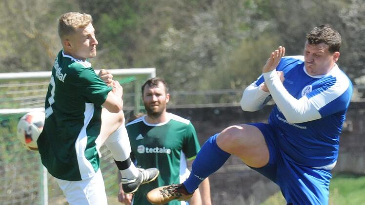 Derby-Kollision: "Zusammenstoß" zwischen dem Ramsthaler Philipp Rost (links) und Stefan Hesselbach von der SG Euerdorf/Sulzthal II. Foto: ssp