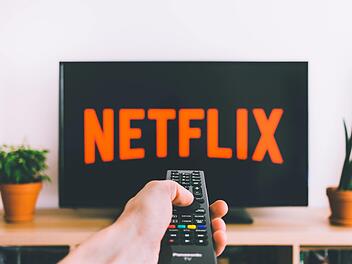 Netflix beendet 2023 das Account-Sharing - die Mehrfachnutzung eines Netflix-Kontos ist ab dann nicht mehr möglich wie bisher.
