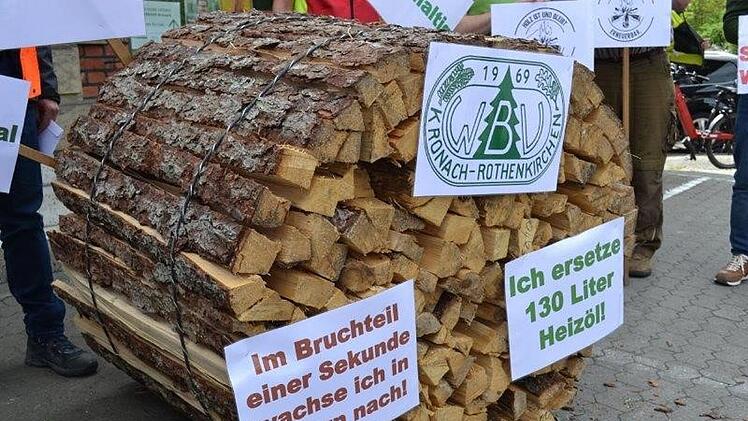 Kronach: Waldbesitzer laden Holz vor Grünen-Büro ab - von Habecks Heizgesetz "entsetzt"