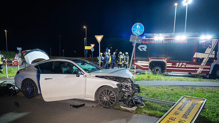 Mercedes-Fahrer schießt über Kreisverkehr und reist mehrere Schilder mit