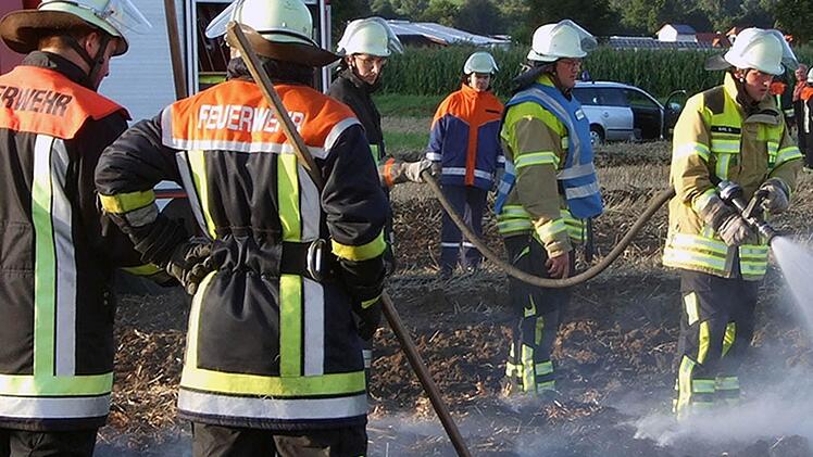 Bei Pretzfeld hatten die Feuerwehren im August 2010 einen Flächenbrand zu löschen. Brandursache war ein technischer Defekt in einer Rundballenpresse.  Foto: smü