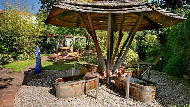 Im historischen Badzuber: Das Heilwasser aus der Siebener Quelle hat frische 18 Grad. Es kommt aus 320 Metern Tiefe.