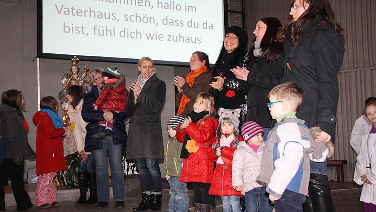 In Garitz versammelten sich gestern zahlreiche Kinder um den Altar. Fotos: Ralf Ruppert