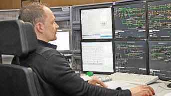 Ein Fahrdienstleiter bei seiner Arbeit in der Betriebszentrale