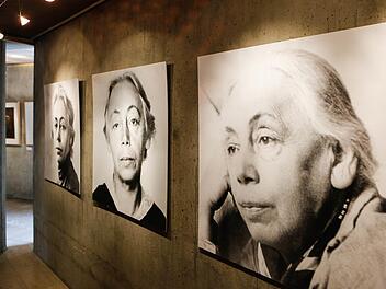 Mit klarem Blick und geschlossenem Mund lichtete sich Käthe Kollwitz immer selbst ab.  Fotos: Matthias Hoch